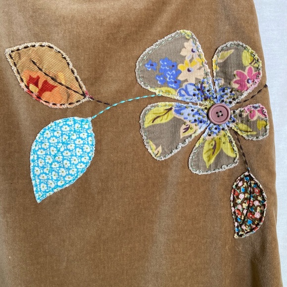 Boden tan skirt with appliqué floral & leaf design - Picture 3 of 13
